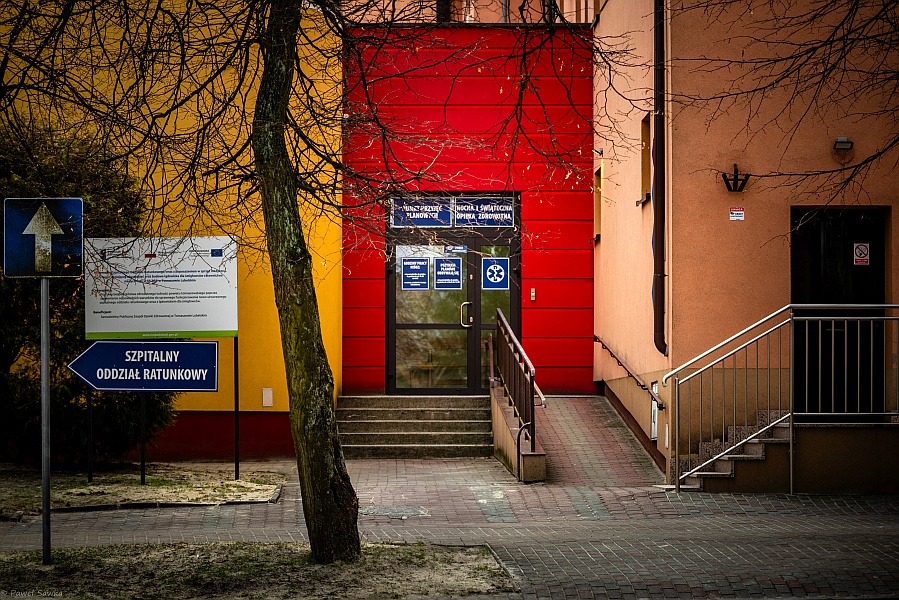 Nocna i Świąteczna Opieka Zdrowotna - drzwi wejściowe