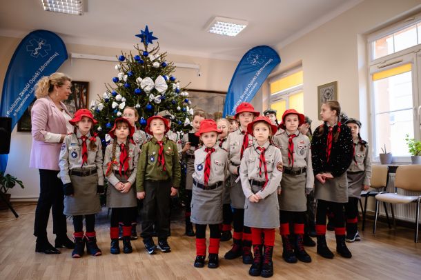 Harcerze przekazują Światełko Betlejemskie